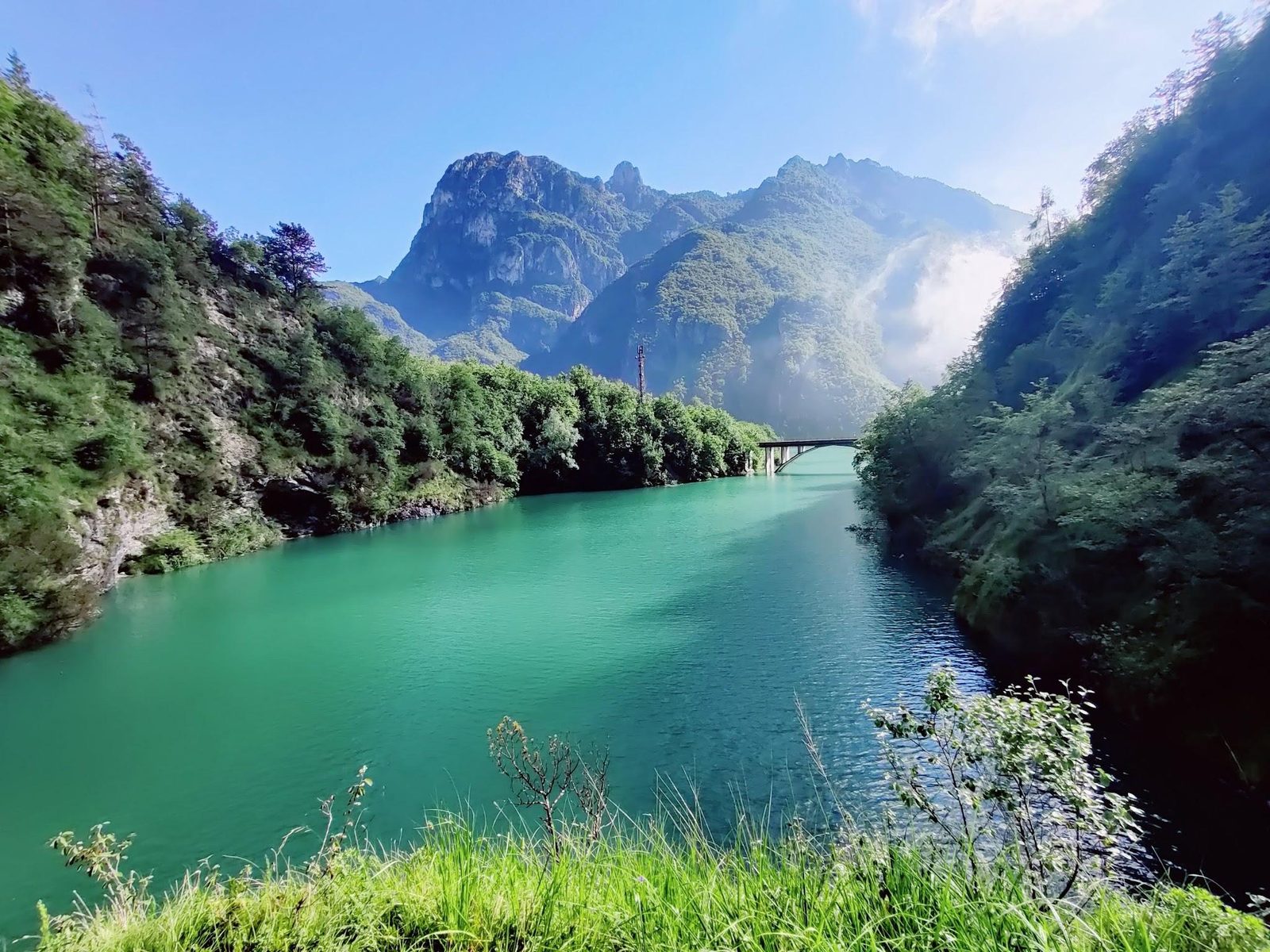 Les eaux vert émeraude du Lago del Mis entre les montagnes