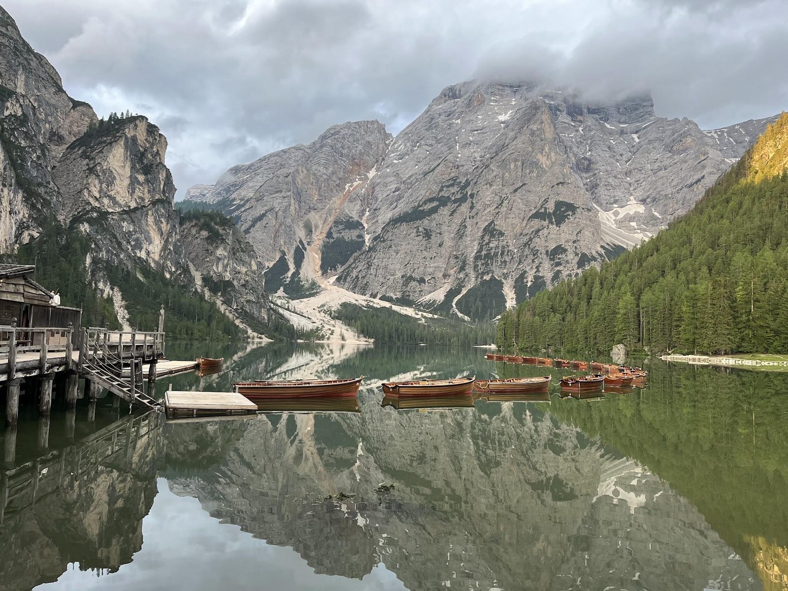 Les barques alignées sur le Lago di Braies au lever du jour