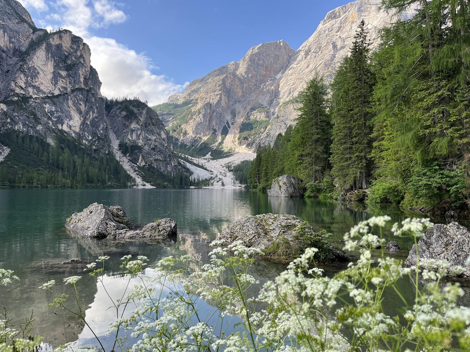 Les eaux turquoise du Lago di Braies depuis la rive