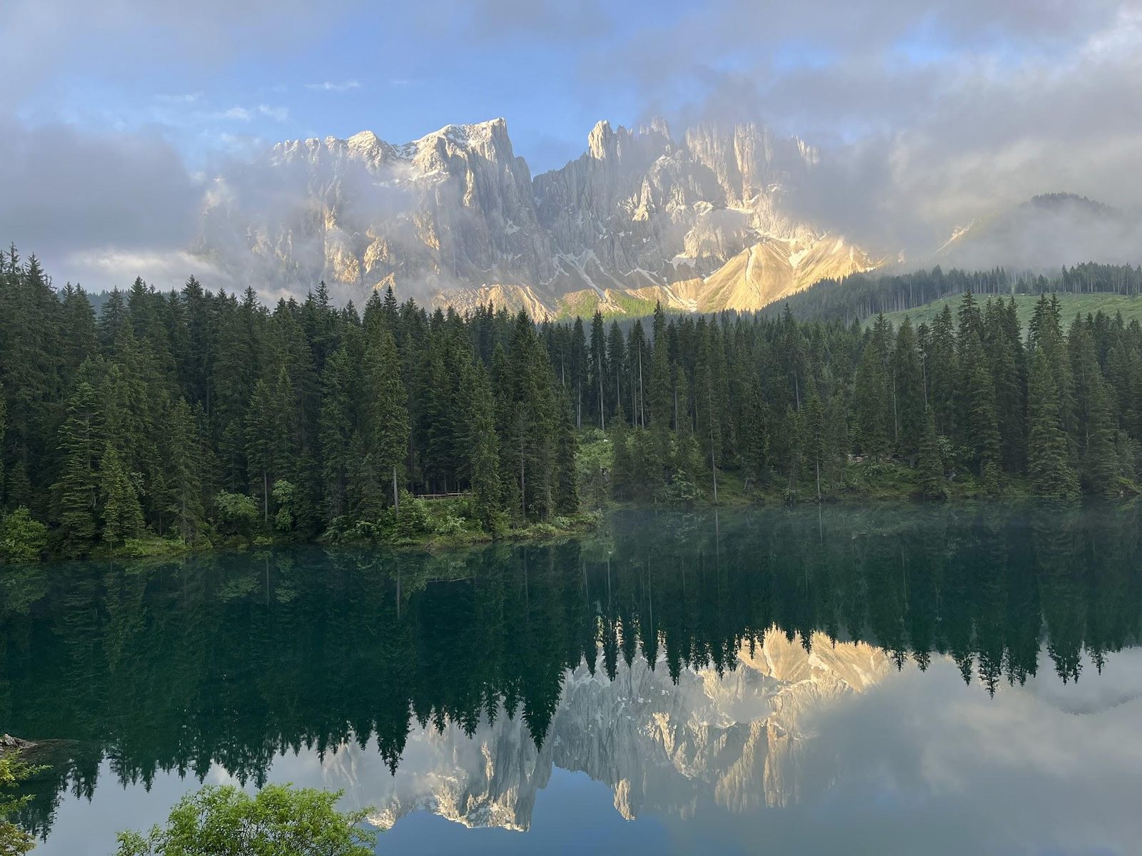 Le Lago di Carezza et les sommets du Latemar au coucher du soleil