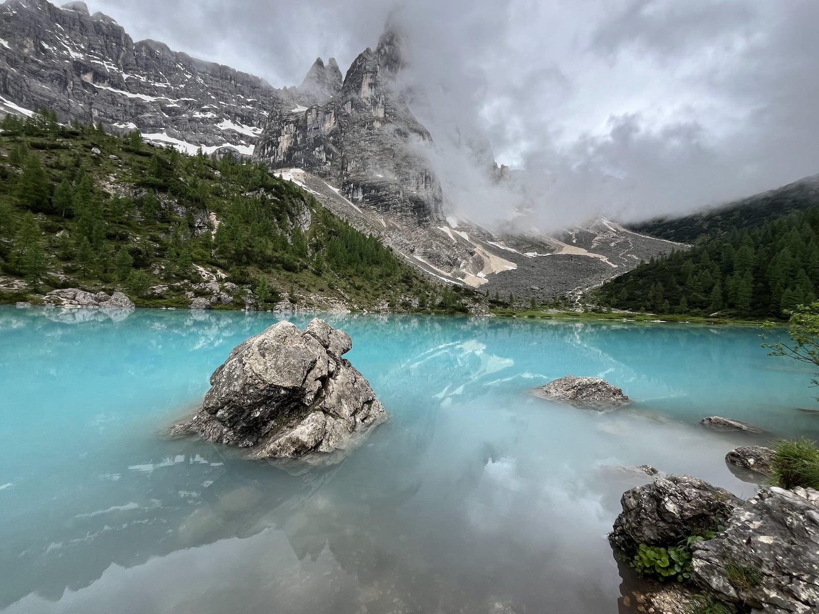 Les eaux turquoise du Lago di Sorapis au pied du Dito di Dio
