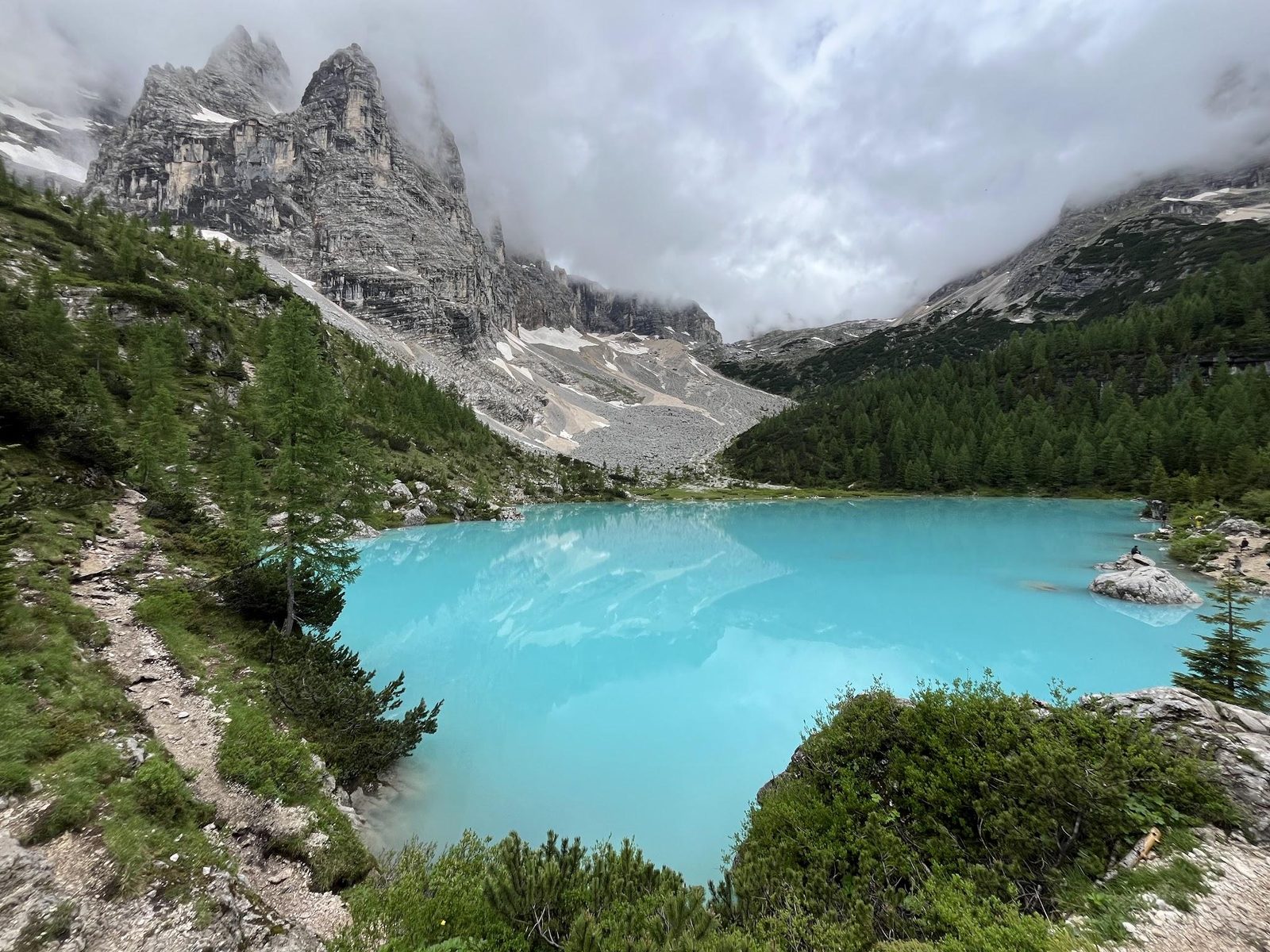 Vue d’ensemble du Lago di Sorapis depuis le sentier
