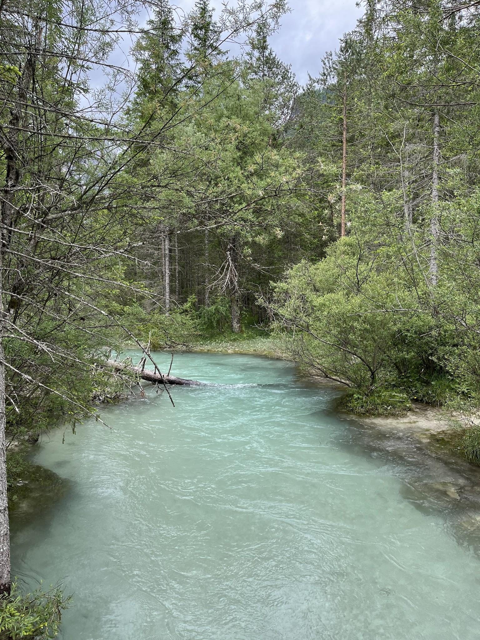 Rivière aux eaux turquoise près du Lago di Dobbiaco