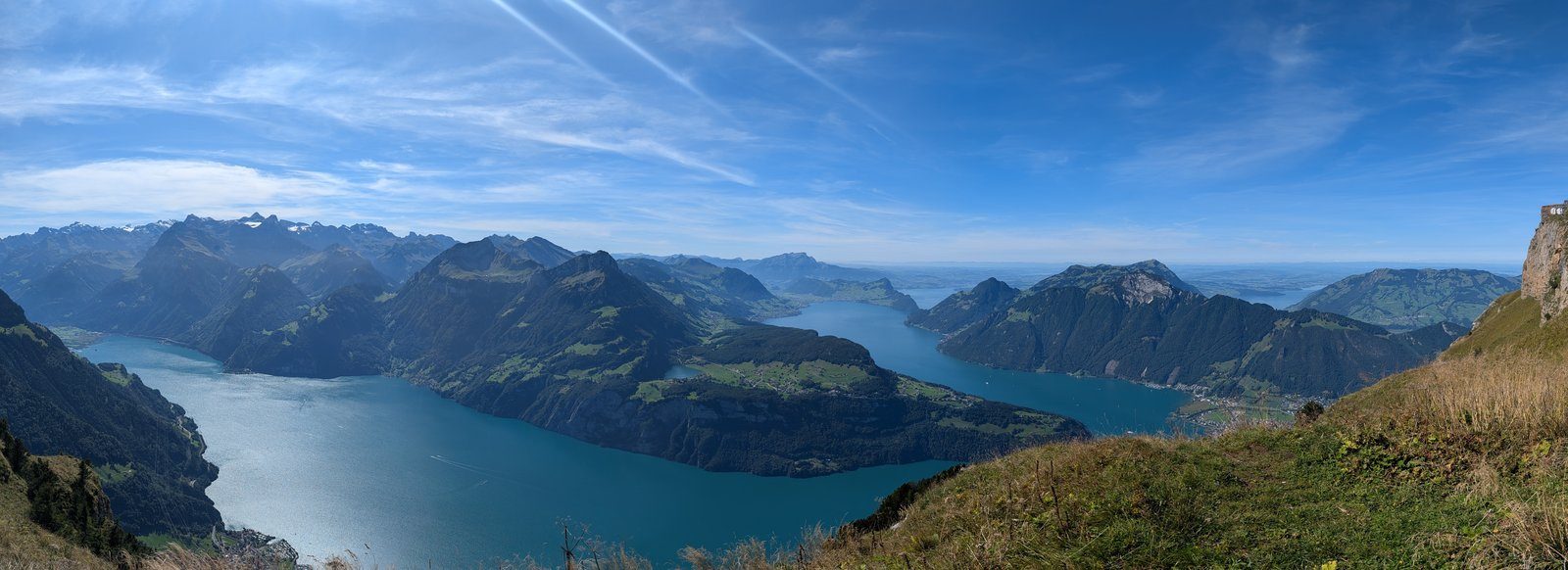 Vue du sommet Fronalpstock sur les lacs