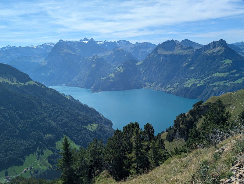 Vue du sommet Fronalpstock sur les lacs