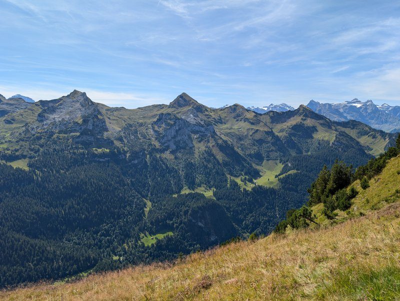 Vue du sommet Fronalpstock sur les montagnes