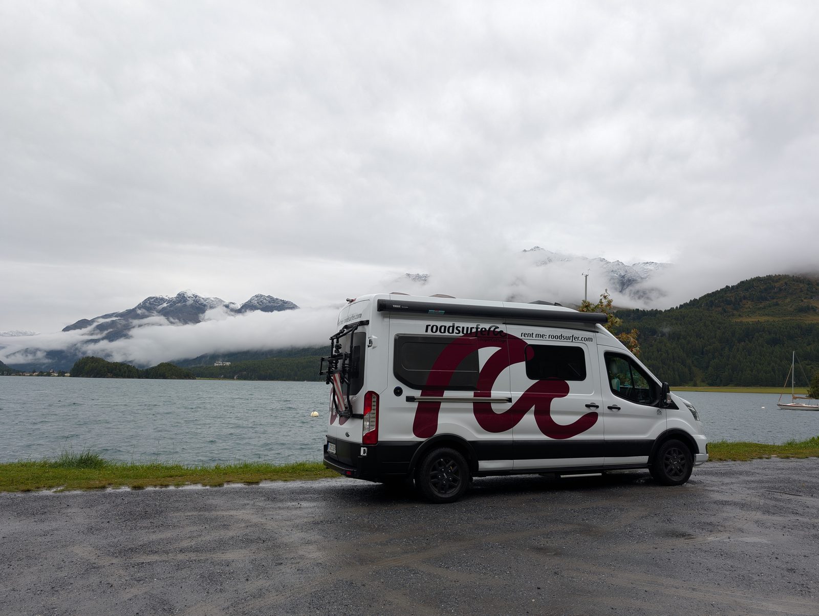 Van Roadsurfer devant le lac de sils